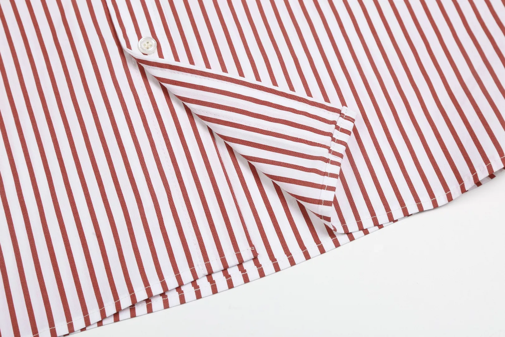 P250 White background picture [Popular new model] Style number: 25019# Color: red/green/blue Size: S to Custom dyed original pearlescent white buttons, large and small divisions, vertical eyelets ✅ - Special shaped chiffon foil is included in the collar door tube, not easy to deform and pull ✅ - RL three-color large and small vertical striped shirt, extraordinary isometric, cleverly matched stripes, diverse wear to stimulate self-expression, relaxed layering to play with the look of the four seasons